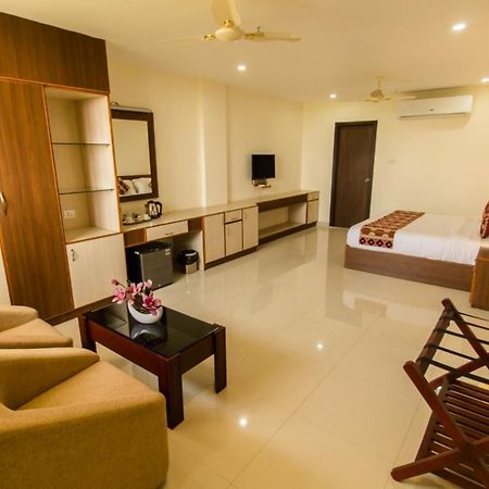 Miracle Residency Hotell Kizhake Chālakudi Exteriör bild