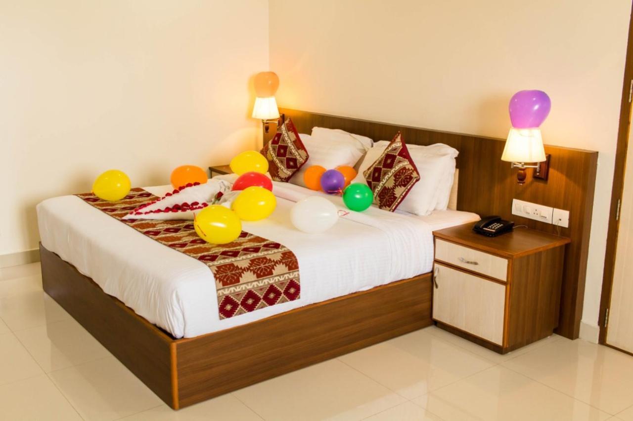 Miracle Residency Hotell Kizhake Chālakudi Exteriör bild