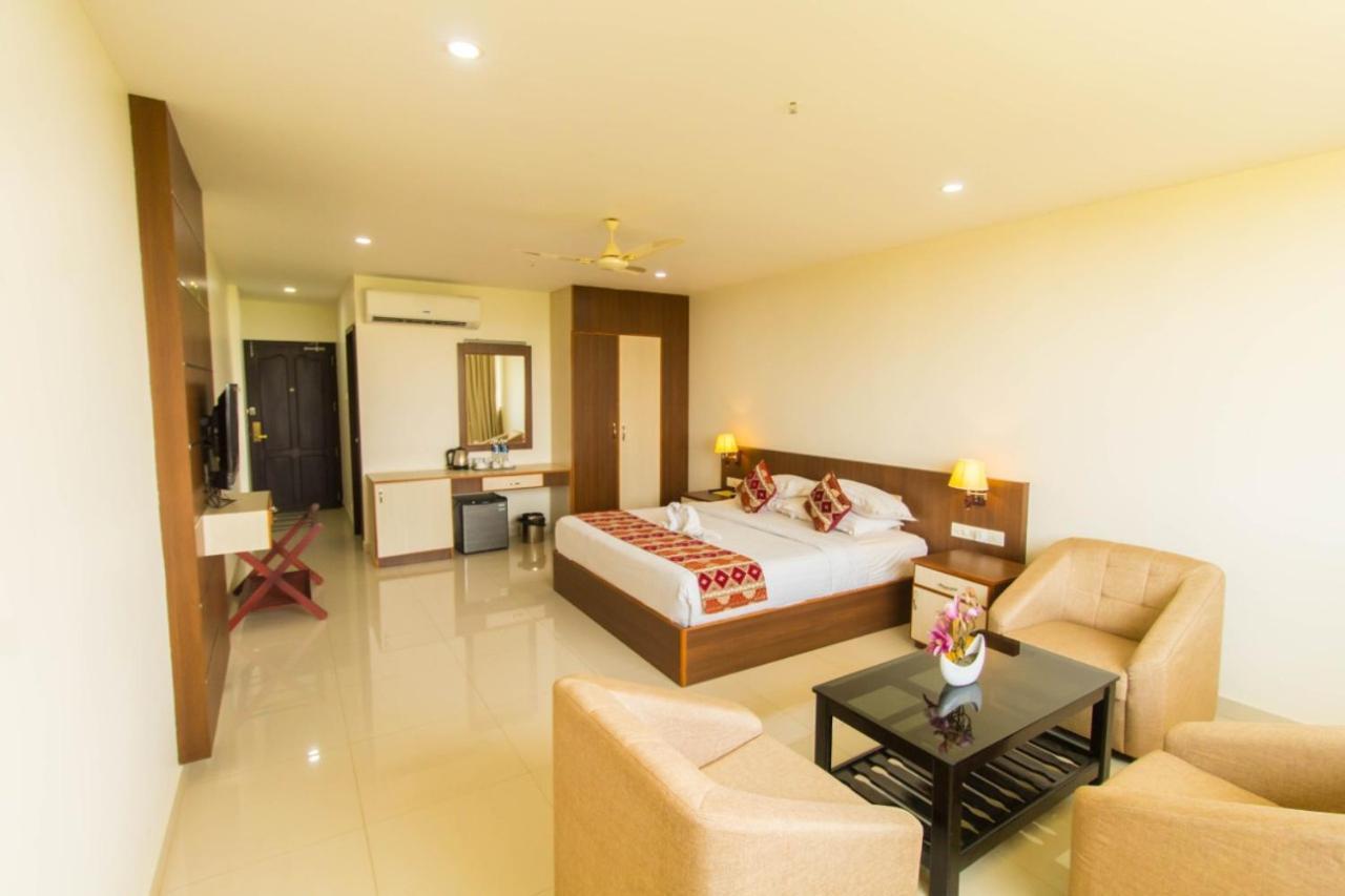 Miracle Residency Hotell Kizhake Chālakudi Exteriör bild