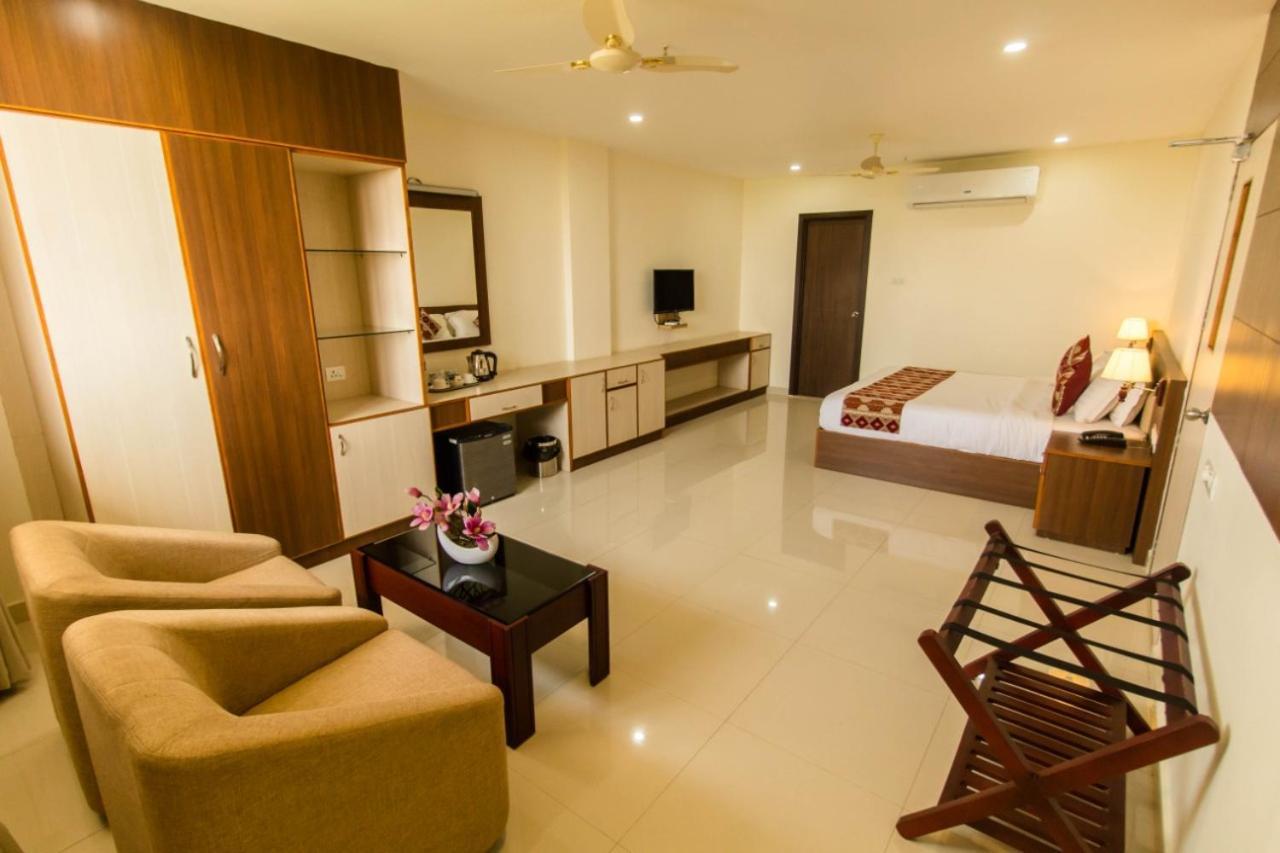 Miracle Residency Hotell Kizhake Chālakudi Exteriör bild