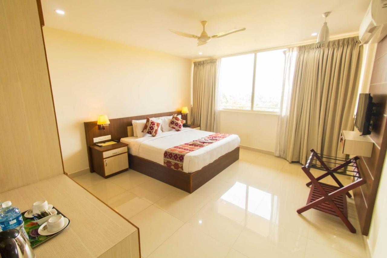 Miracle Residency Hotell Kizhake Chālakudi Exteriör bild