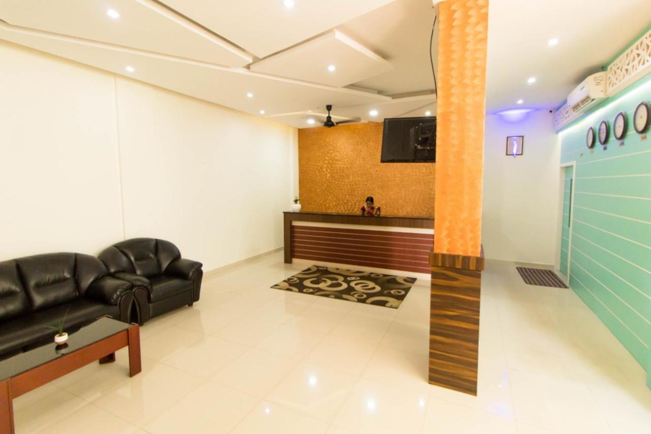 Miracle Residency Hotell Kizhake Chālakudi Exteriör bild