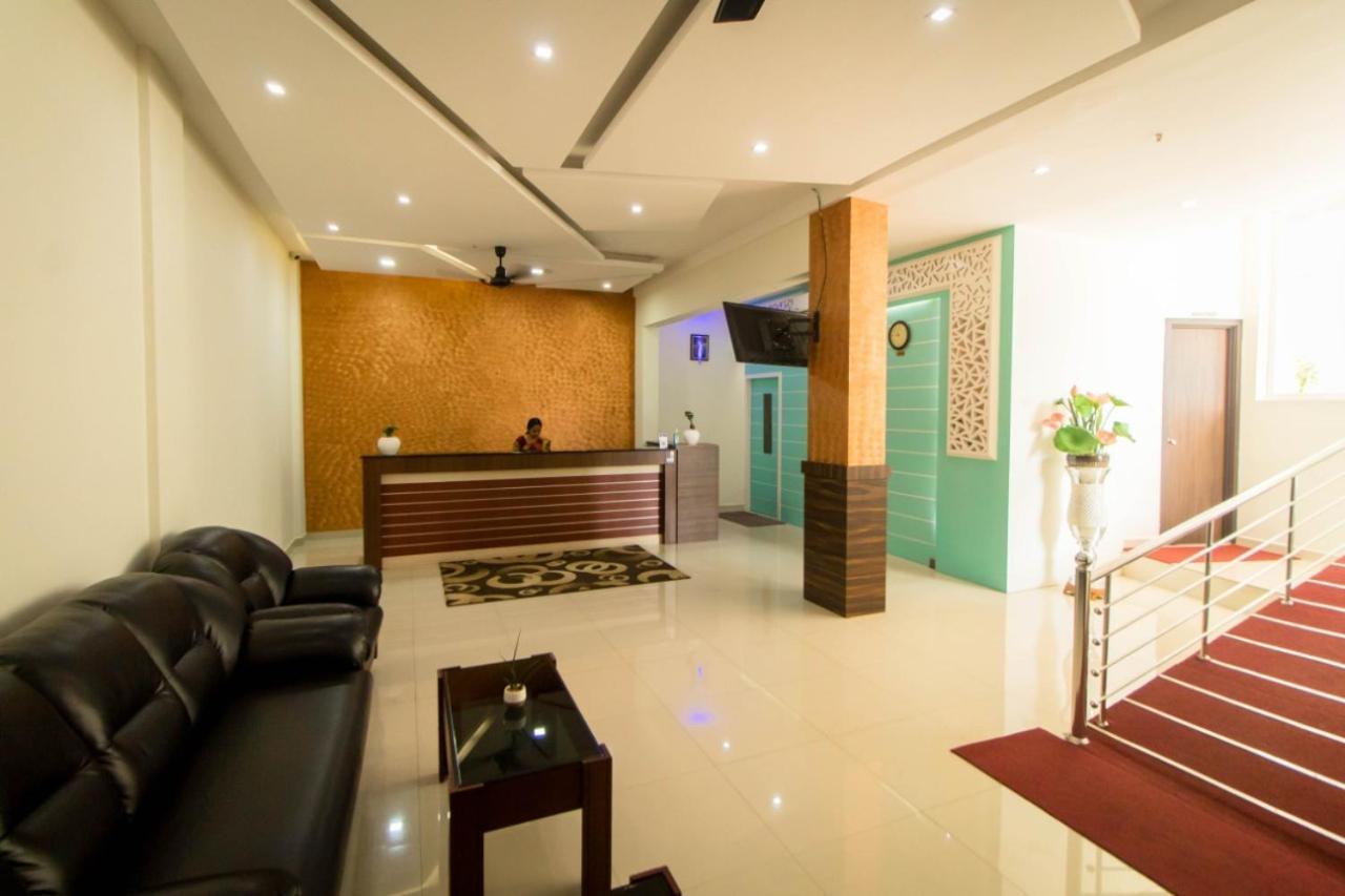 Miracle Residency Hotell Kizhake Chālakudi Exteriör bild
