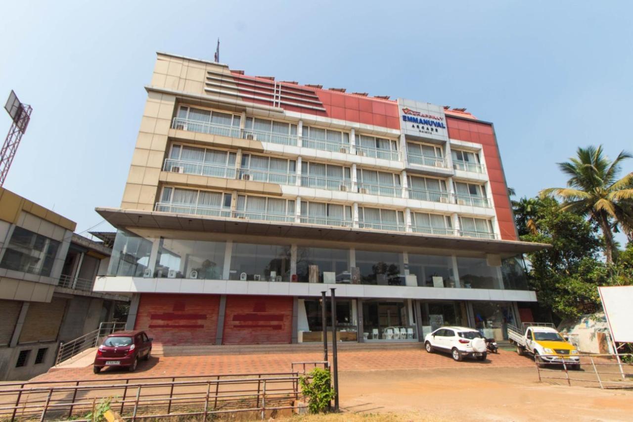 Miracle Residency Hotell Kizhake Chālakudi Exteriör bild